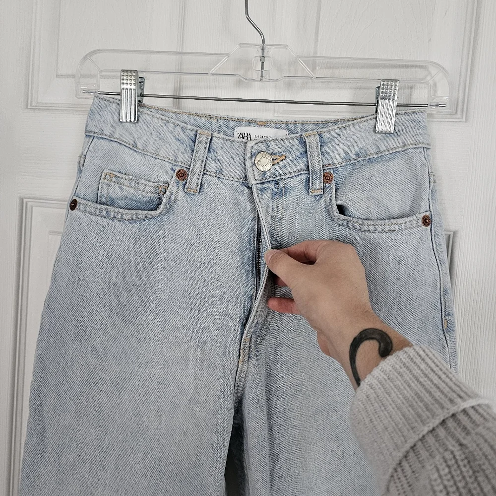 Zara High Rise Ripped Light Wash Straight Leg Mom Jeans Size 2 - Picture 4 of 5
